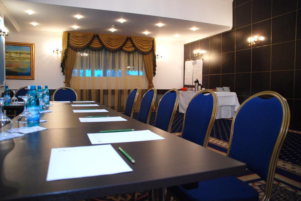 פלוייסטי Hotel Prahova Plaza מראה חיצוני תמונה
