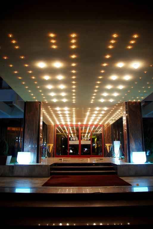 פלוייסטי Hotel Prahova Plaza מראה חיצוני תמונה