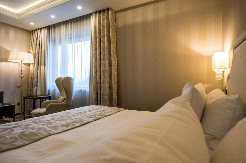 פלוייסטי Hotel Prahova Plaza מראה חיצוני תמונה