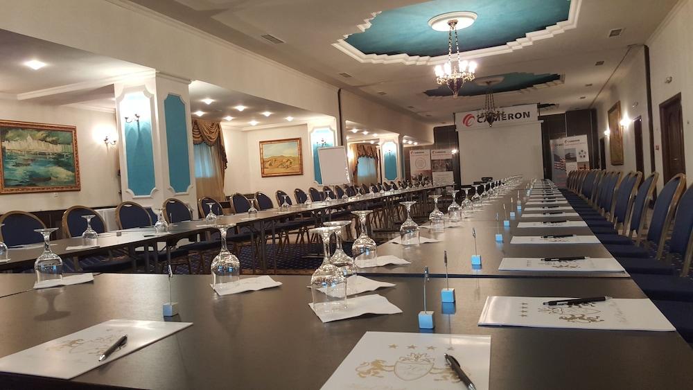 פלוייסטי Hotel Prahova Plaza מראה חיצוני תמונה