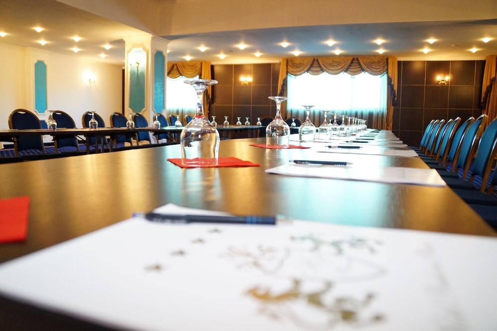 פלוייסטי Hotel Prahova Plaza מראה חיצוני תמונה