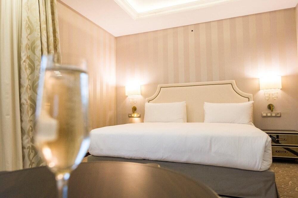 פלוייסטי Hotel Prahova Plaza מראה חיצוני תמונה