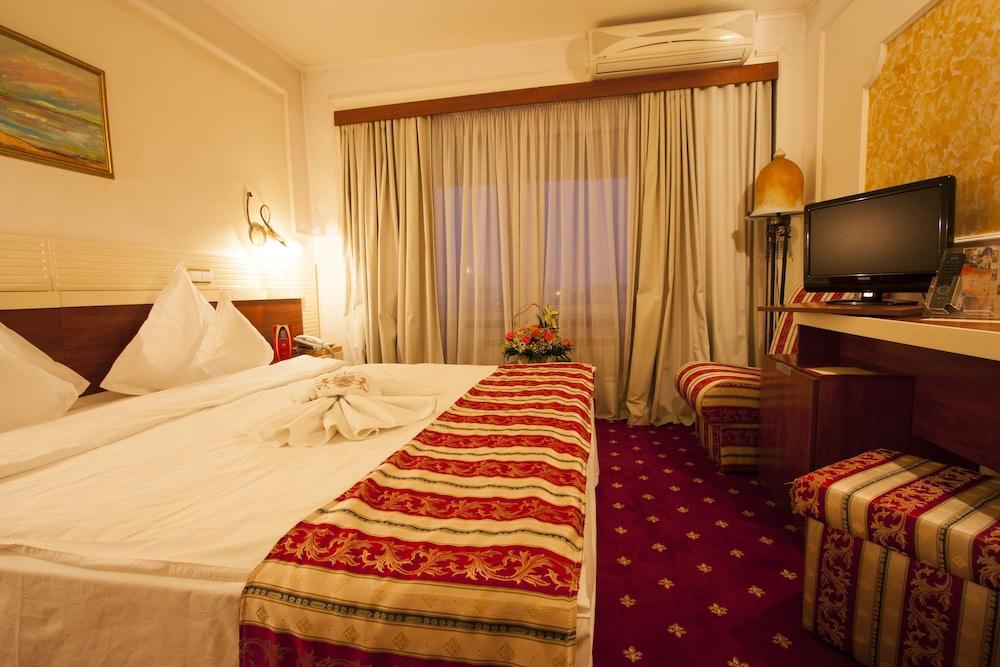 פלוייסטי Hotel Prahova Plaza מראה חיצוני תמונה