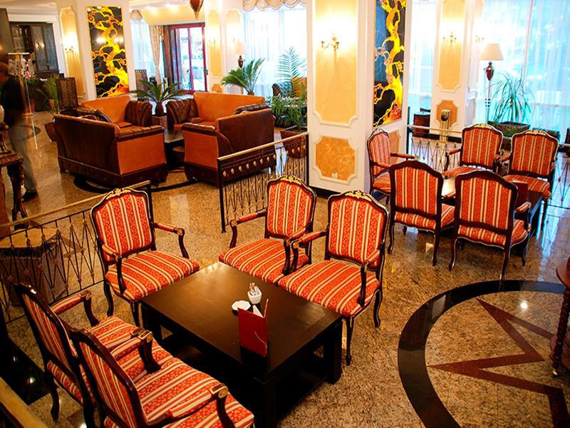 פלוייסטי Hotel Prahova Plaza מראה חיצוני תמונה