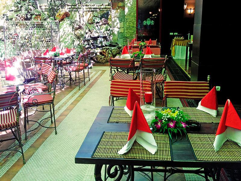 פלוייסטי Hotel Prahova Plaza מראה חיצוני תמונה