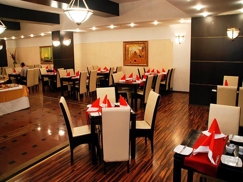 פלוייסטי Hotel Prahova Plaza מסעדה תמונה