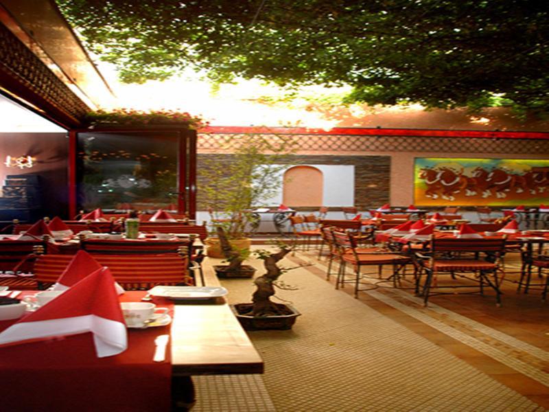 פלוייסטי Hotel Prahova Plaza מראה חיצוני תמונה