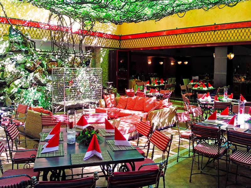 פלוייסטי Hotel Prahova Plaza מראה חיצוני תמונה