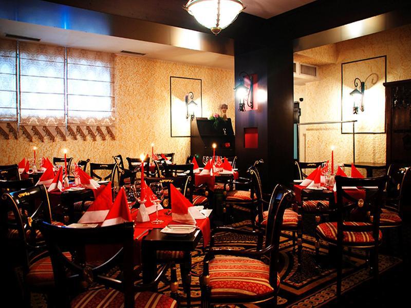 פלוייסטי Hotel Prahova Plaza מראה חיצוני תמונה