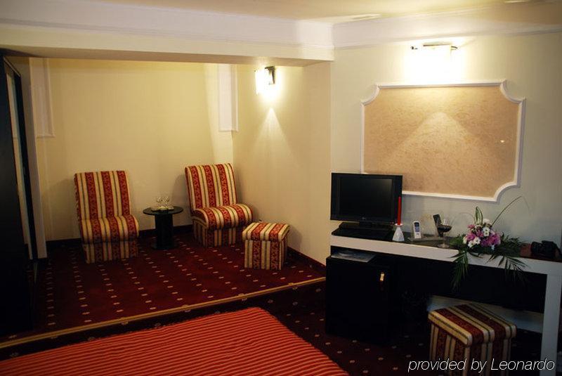 פלוייסטי Hotel Prahova Plaza חדר תמונה