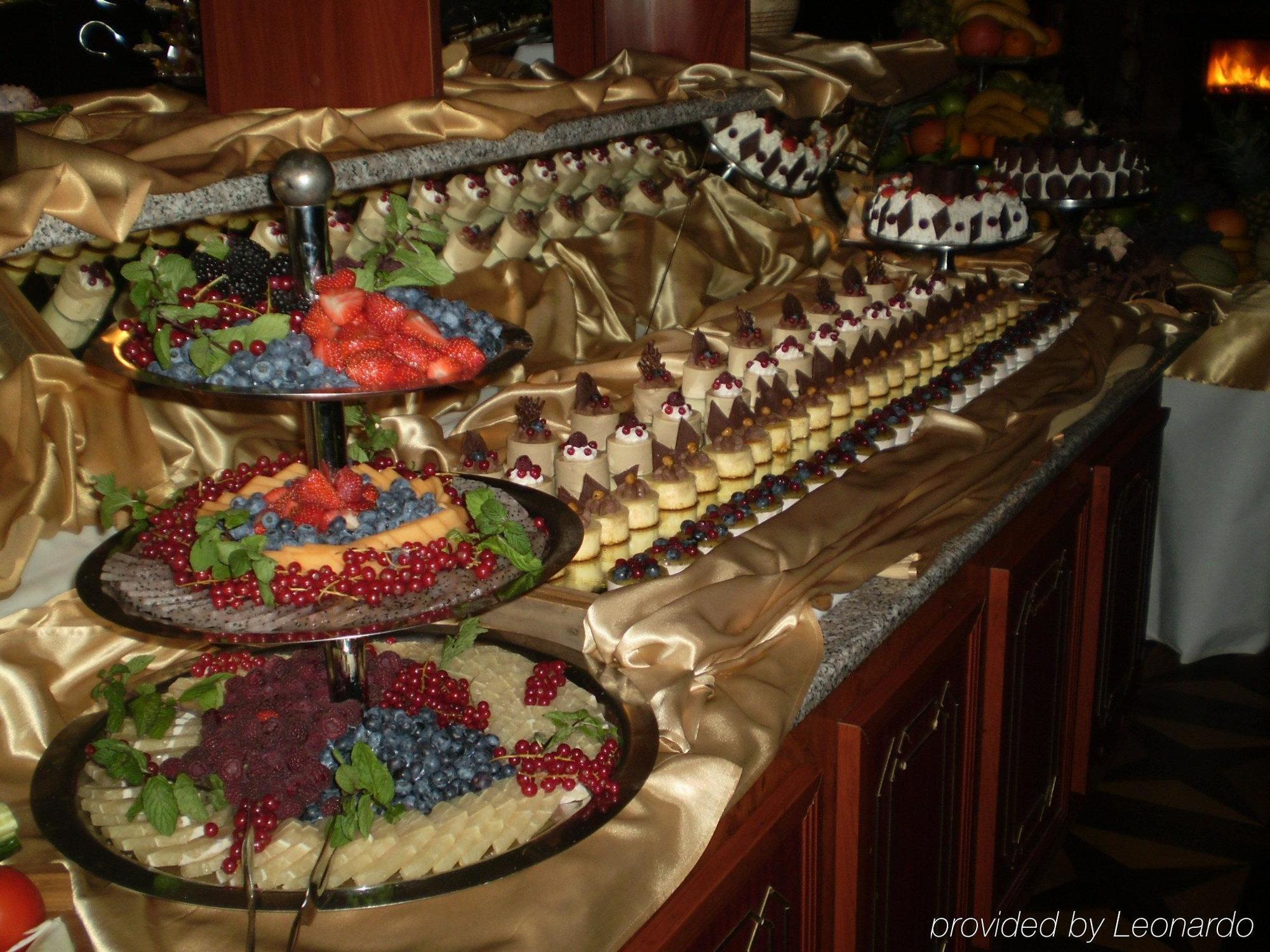 פלוייסטי Hotel Prahova Plaza מסעדה תמונה