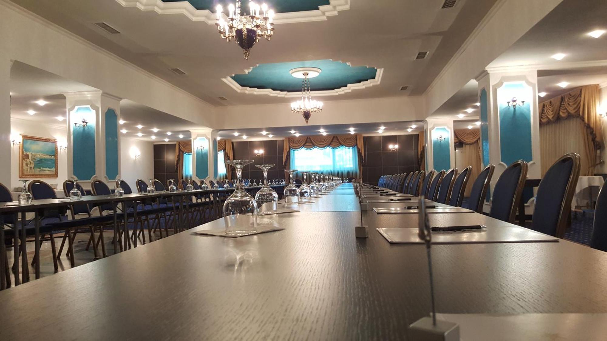 פלוייסטי Hotel Prahova Plaza מראה חיצוני תמונה