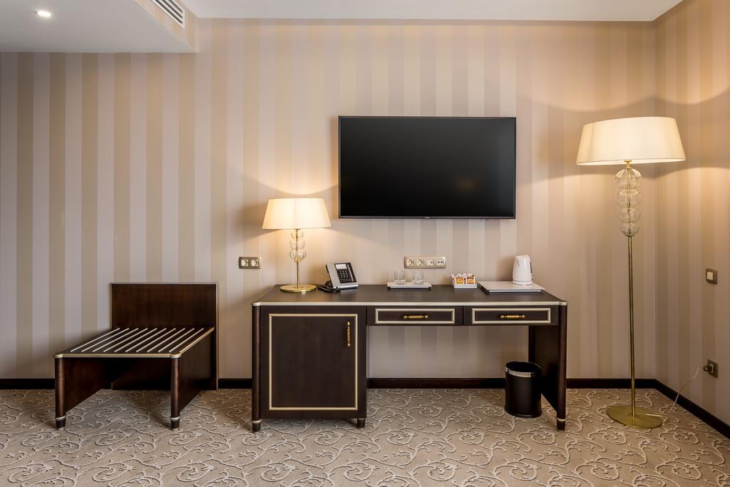 פלוייסטי Hotel Prahova Plaza מראה חיצוני תמונה