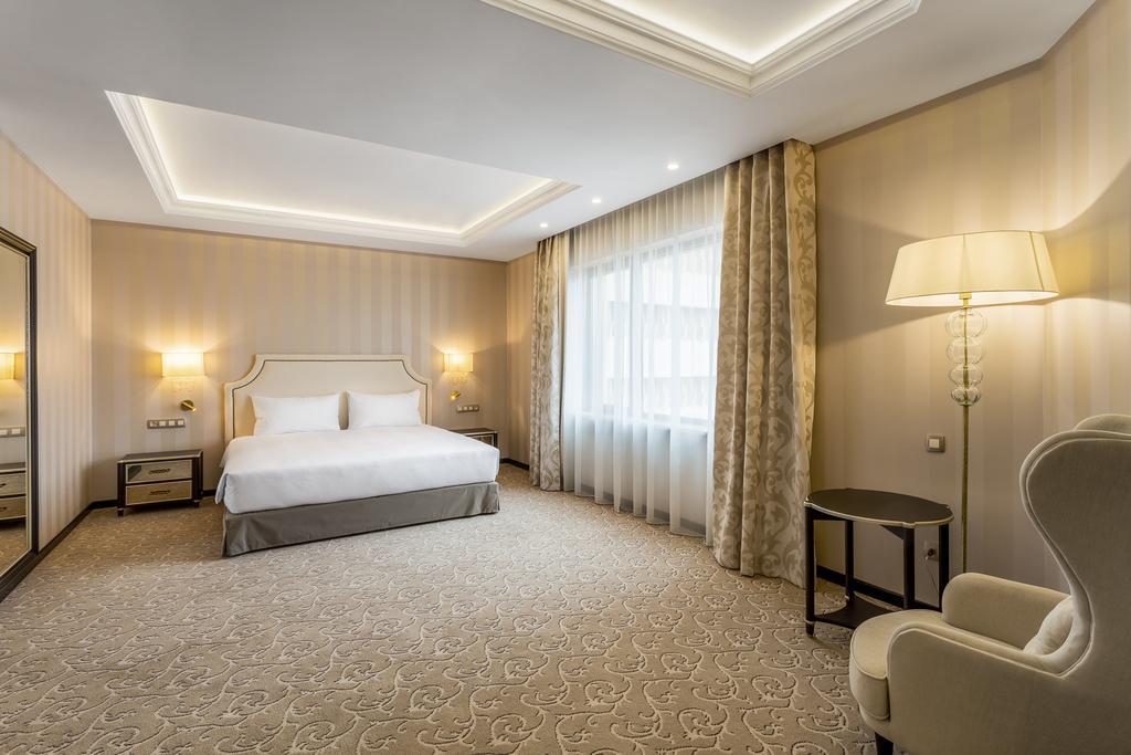 פלוייסטי Hotel Prahova Plaza מראה חיצוני תמונה