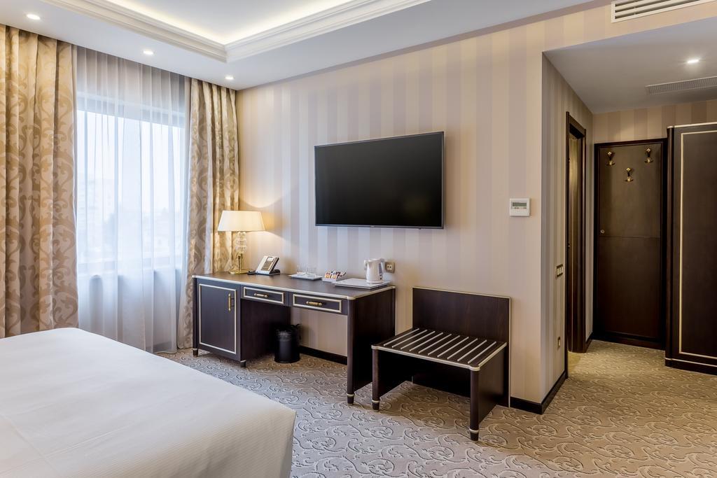 פלוייסטי Hotel Prahova Plaza מראה חיצוני תמונה