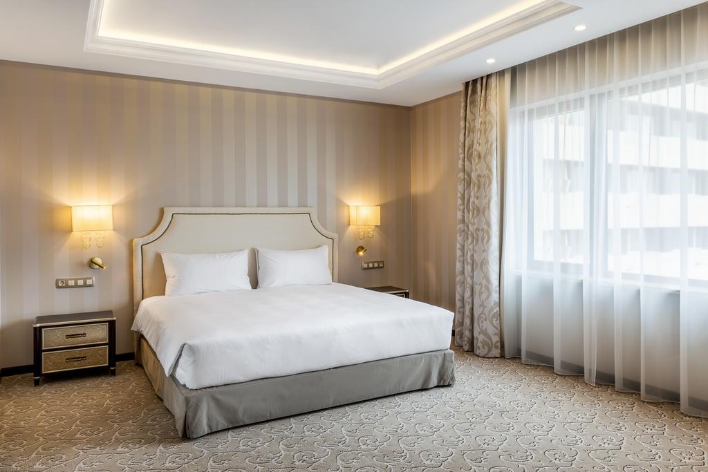 פלוייסטי Hotel Prahova Plaza מראה חיצוני תמונה