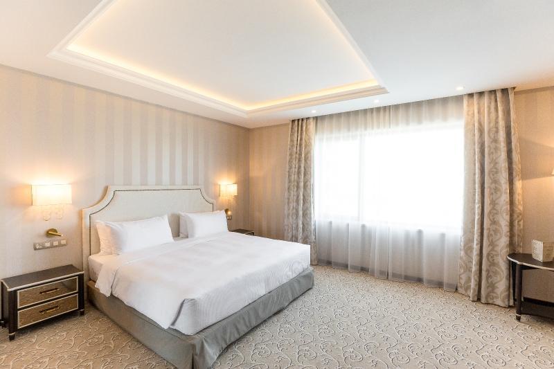 פלוייסטי Hotel Prahova Plaza מראה חיצוני תמונה