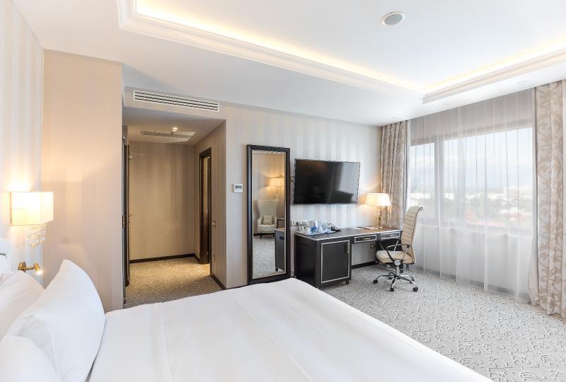 פלוייסטי Hotel Prahova Plaza מראה חיצוני תמונה