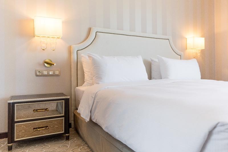 פלוייסטי Hotel Prahova Plaza מראה חיצוני תמונה