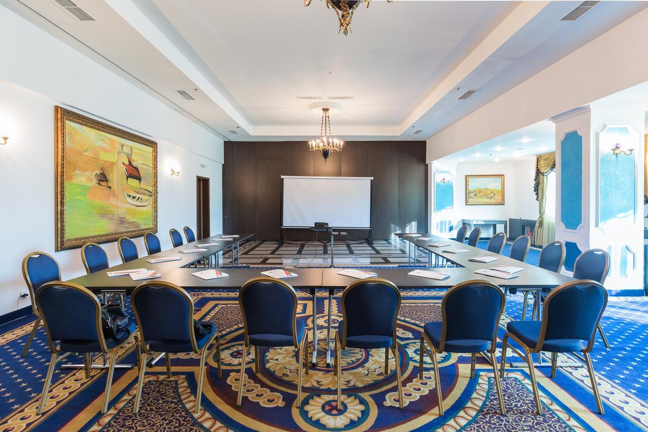 פלוייסטי Hotel Prahova Plaza מראה חיצוני תמונה
