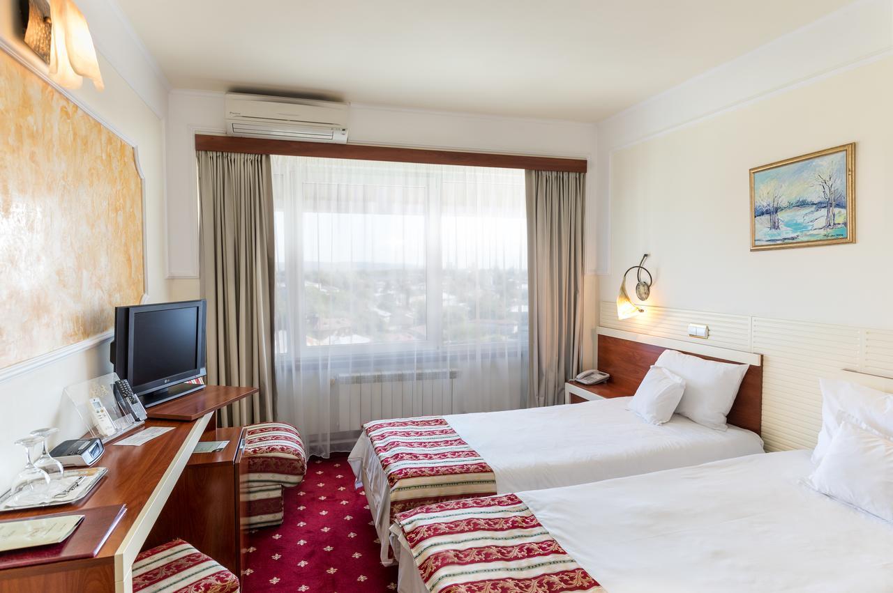 פלוייסטי Hotel Prahova Plaza מראה חיצוני תמונה