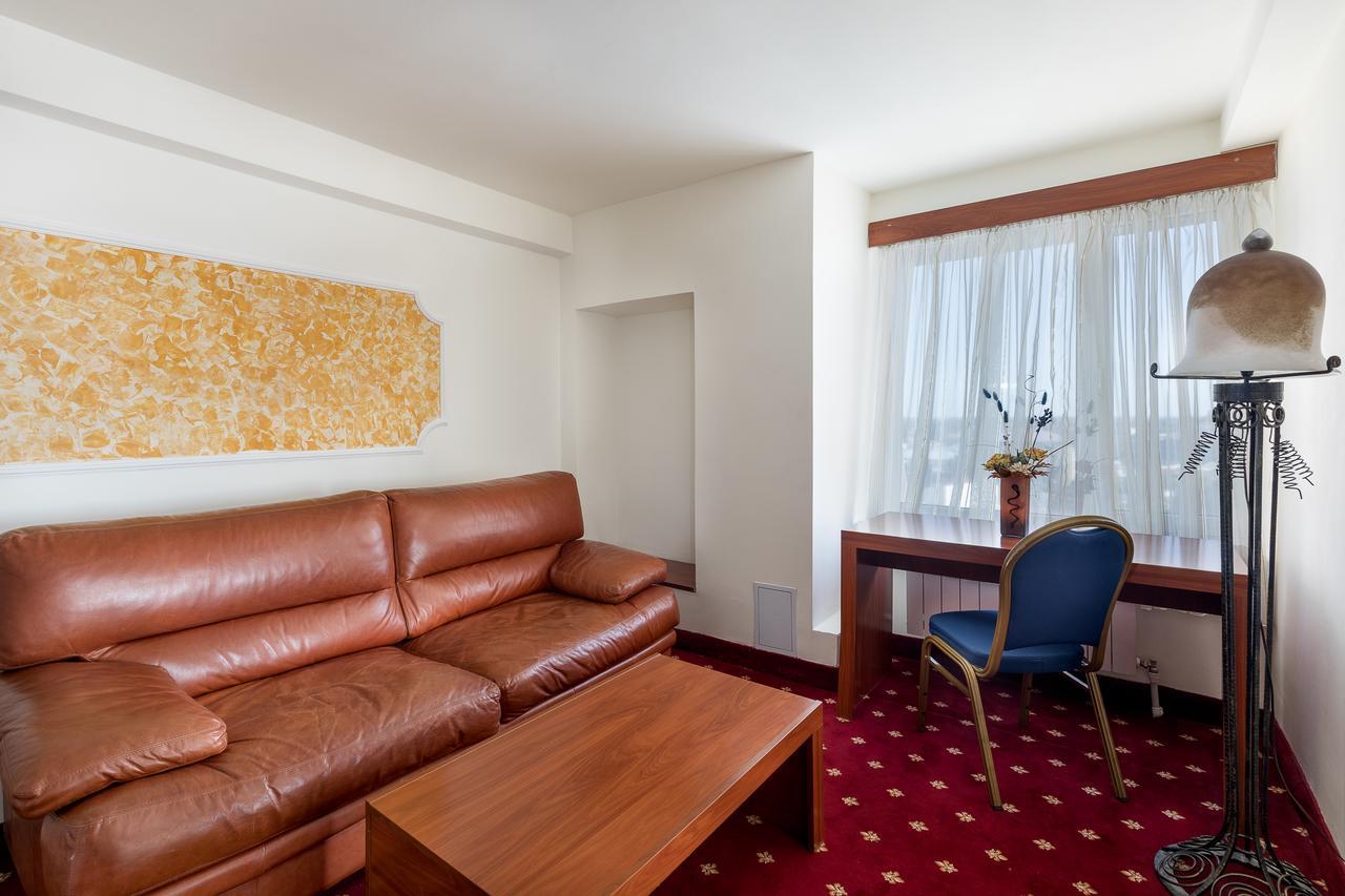 פלוייסטי Hotel Prahova Plaza מראה חיצוני תמונה