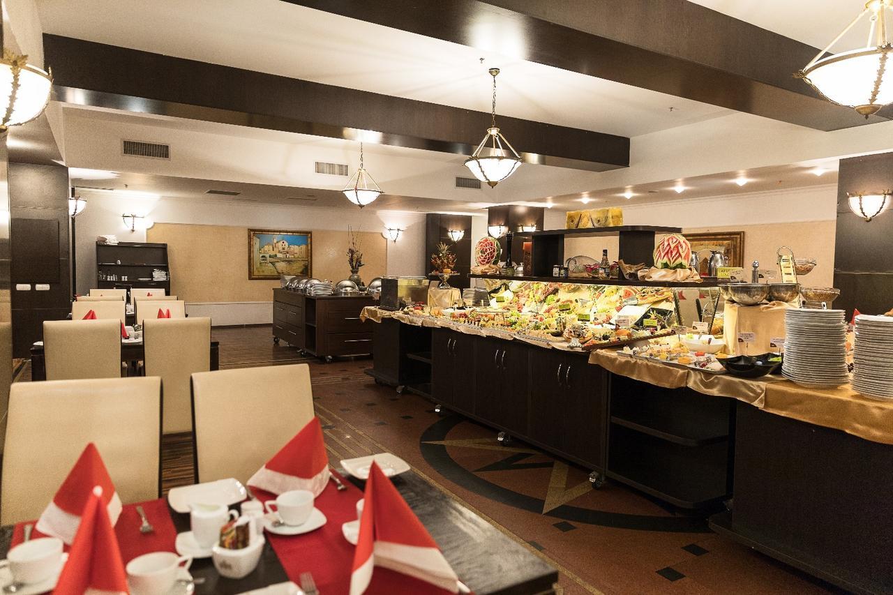 פלוייסטי Hotel Prahova Plaza מראה חיצוני תמונה