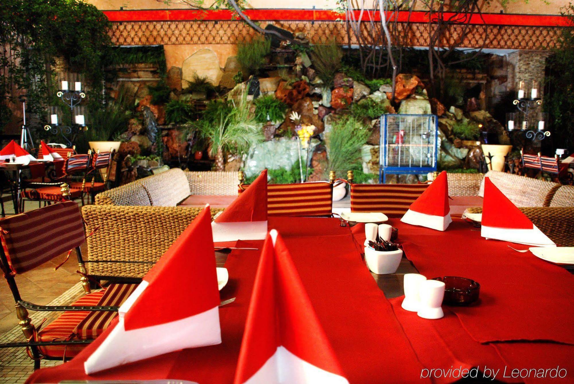 פלוייסטי Hotel Prahova Plaza מסעדה תמונה