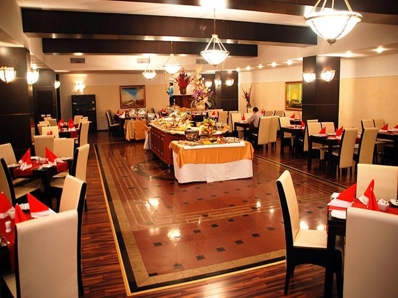 פלוייסטי Hotel Prahova Plaza מראה חיצוני תמונה